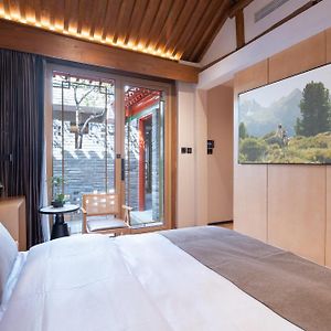 Courtyard View Room One King Bed